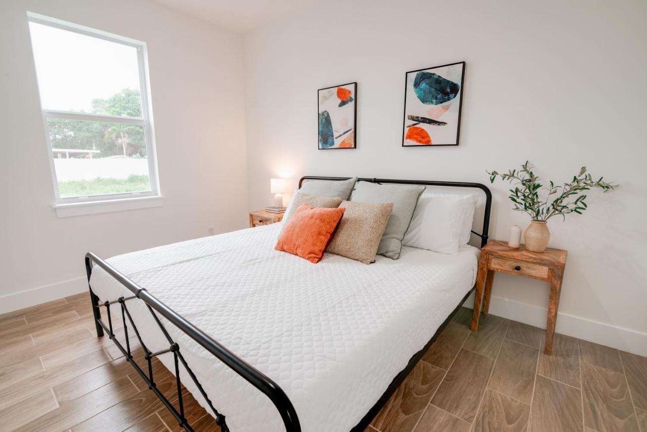 Private Cottage - King Beds, Brand New, Near Beach, Golfing, Shopping & Restaurants Lake Worth Beach Buitenkant foto